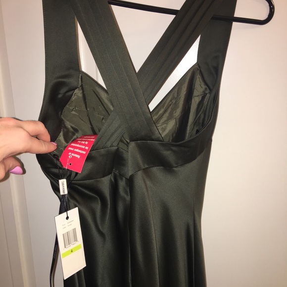 Green gown - Picture 2 of 3